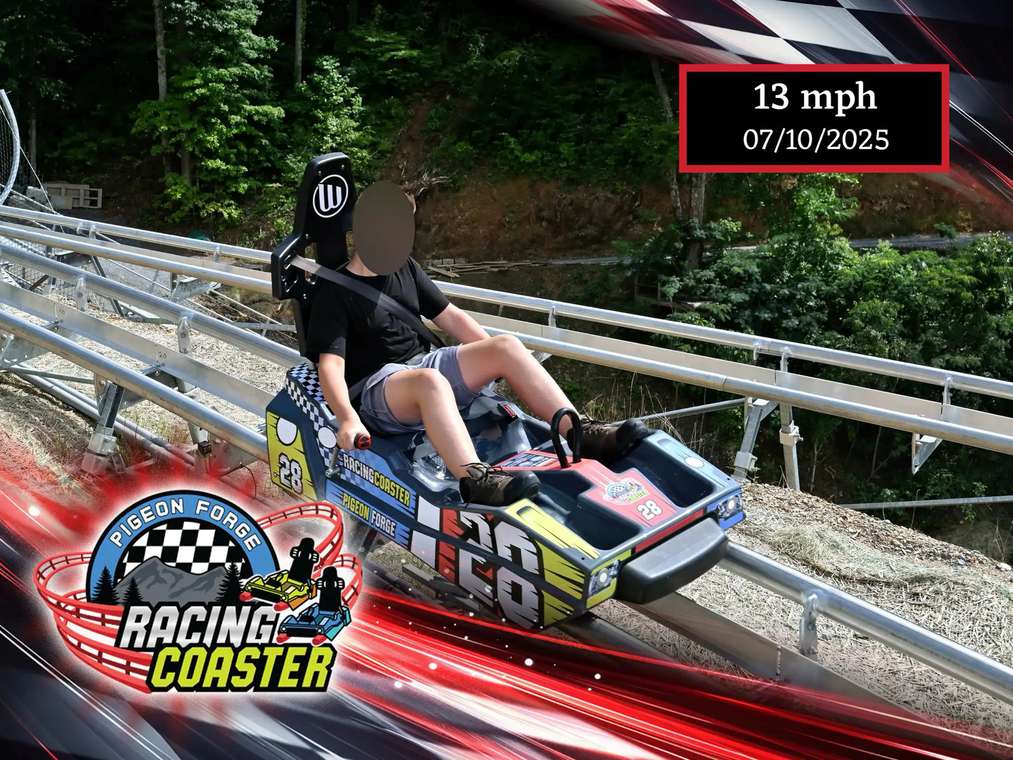Fahrgast auf dem Pigeon Forge Racing Coaster während der Abfahrt, automatisch fotografiert und mit Speed- und Datums-Overlay (13 mph, 07.10.2025) versehen — typisches Ergebnis der Plutos-Bildpipeline.