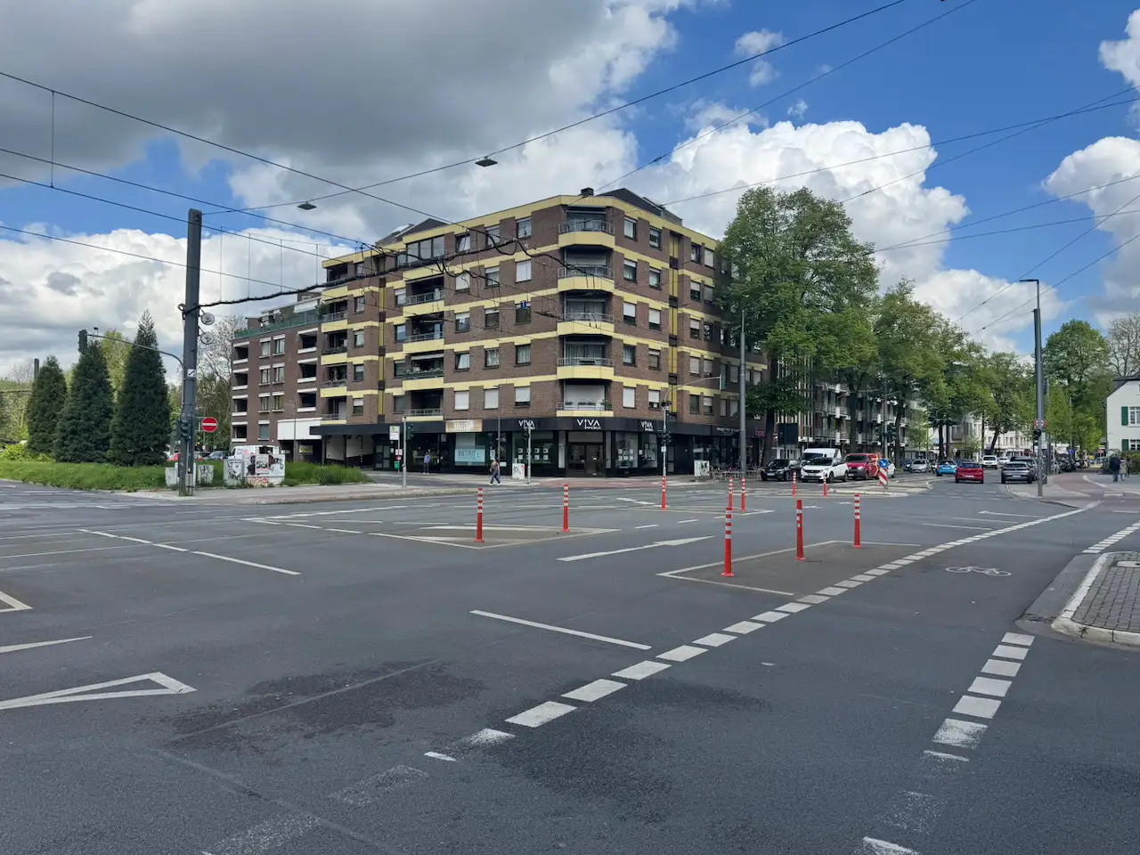 Düsseldorfer Kreuzung im Stadtverkehr — Schauplatz des Rheinbahn-Projekts, das verbotswidrige Linksabbieger vor Straßenbahnen anonym zählt.
